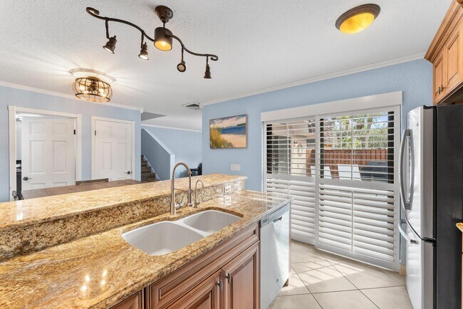 Building Photo - 1806 18th Ct