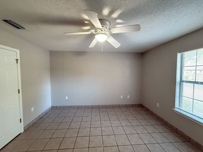 Building Photo - 2 bedroom 2 bath duplex available for rent in Milton!