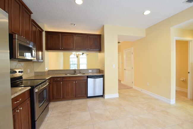 Building Photo - Gorgeous 4 Bed 3.5 Bath Townhouse for Rent...