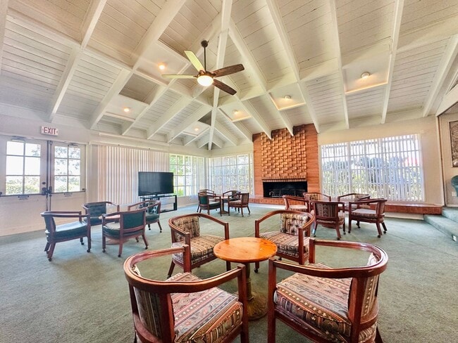 Building Photo - 3 Bedroom Townhome near USD!! Parking + La...