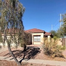 Building Photo - Spacious 3-bedroom plus den in North Phoenix