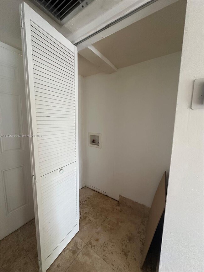 Building Photo - 20200 NE 27th Ct