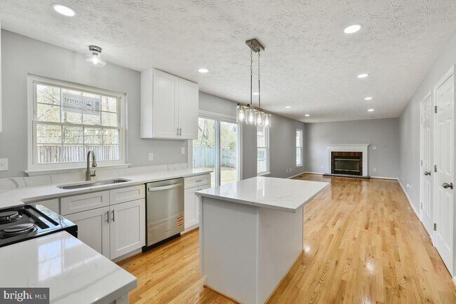 Building Photo - 7802 Shallowbrook Ct