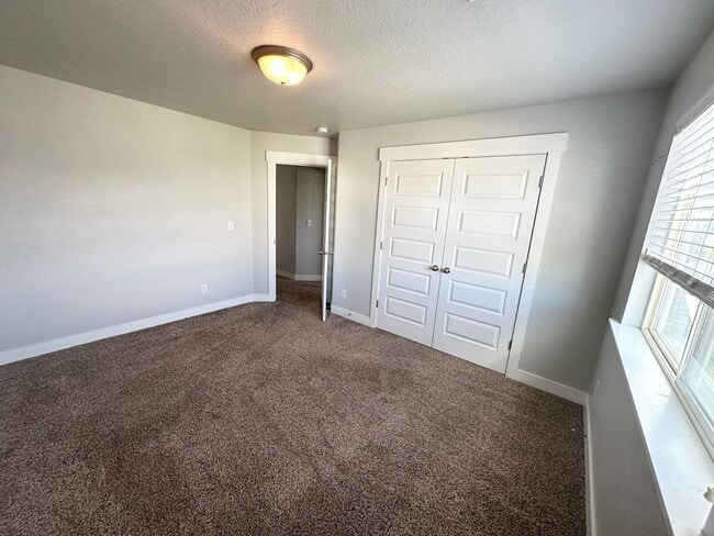 Building Photo - 4 Bedroom/3.5 Bathroom Lehi