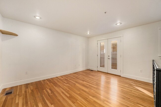 Building Photo - 2bed/1.5 bath Stylish Condo in LoHi