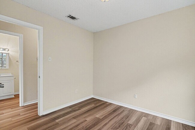 Building Photo - Charming 2-bedroom, 1-bath home in a convenient Fort Worth location!