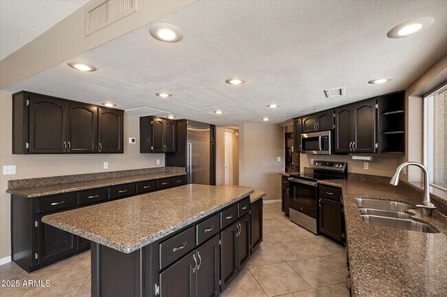 Building Photo - 5751 E Ludlow Dr