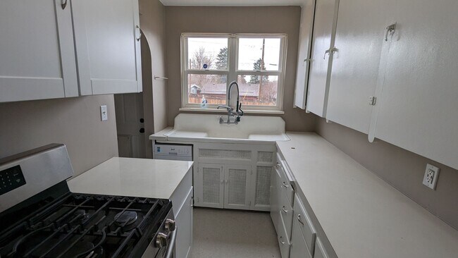 Building Photo - SUPER CUTE 2 or 3 BEDROOM HOME + GARAGE IN QUIET EDGEWATER NEIGHBORHOOD!