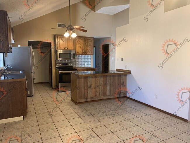 Building Photo - 3 BEDROOM/2 FULL BATH/2 CAR GARAGE