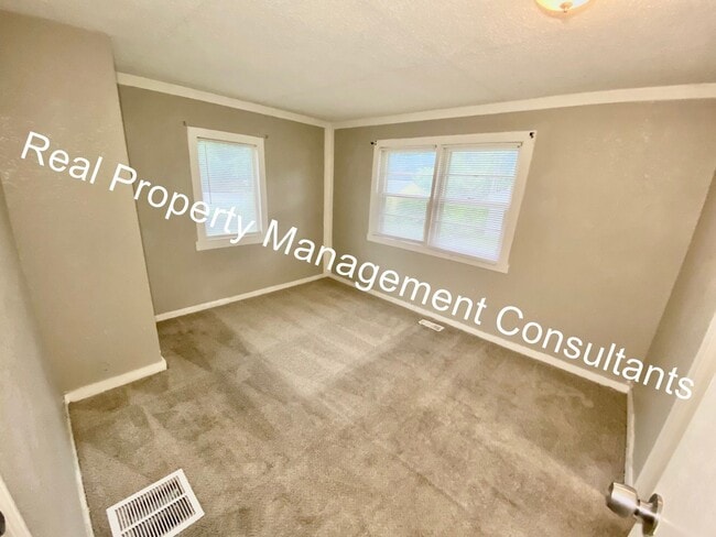 Building Photo - Charm and Space in 3 Bedroom Home