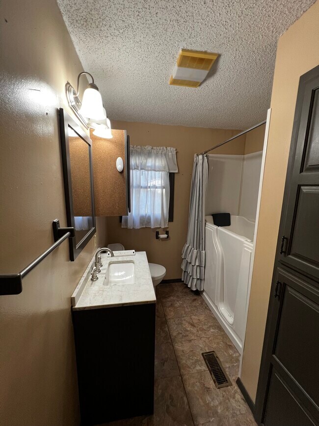 Building Photo - 347 N Pine St