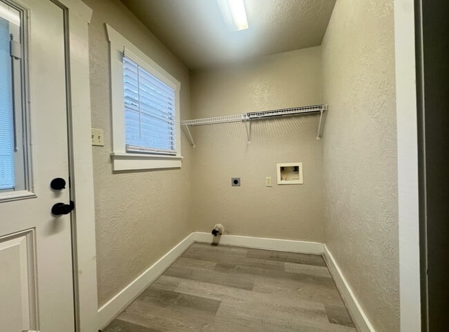 Building Photo - 510 W 6th St