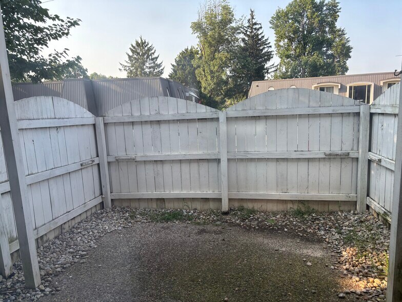 Building Photo - 1122 La Fontenay Ct