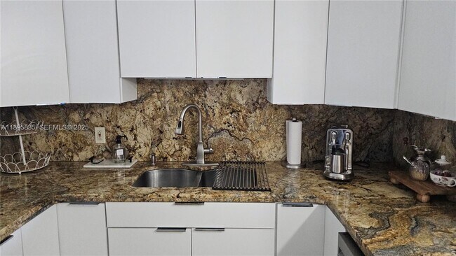 Building Photo - 3140 S Ocean Dr