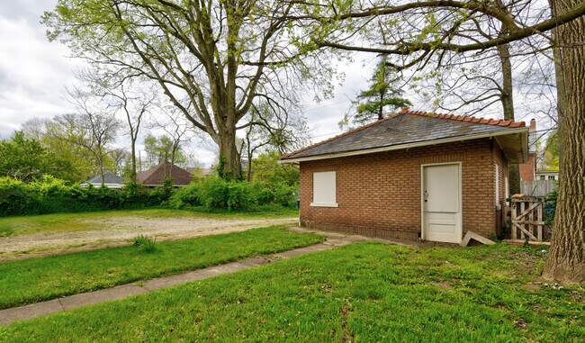 Building Photo - 1692 Bryden Rd