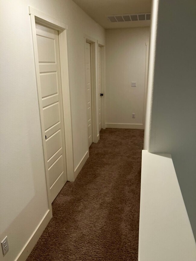 Building Photo - 5 bedroom 3 1/2 bath house in gated commun...