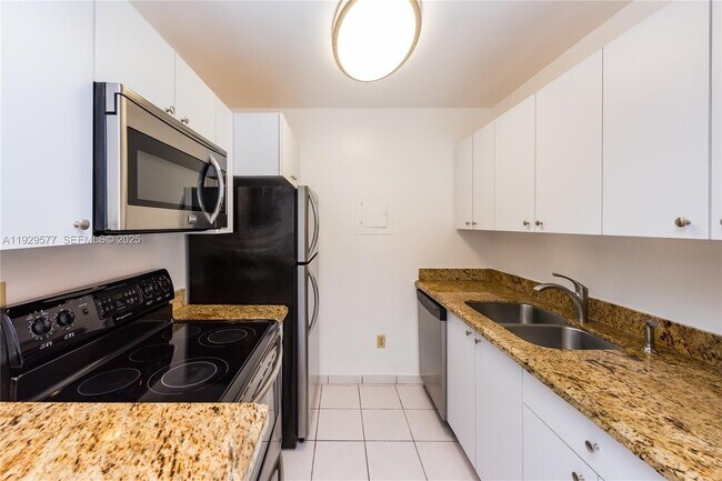 Building Photo - 10784 N Kendall Dr