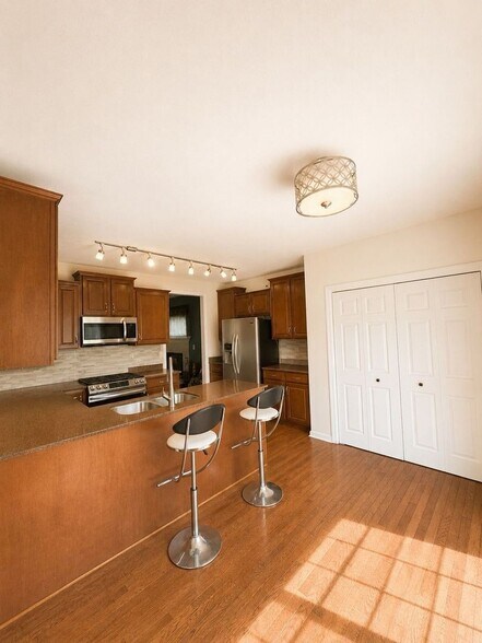Building Photo - 10551 Cherry Grove Ct