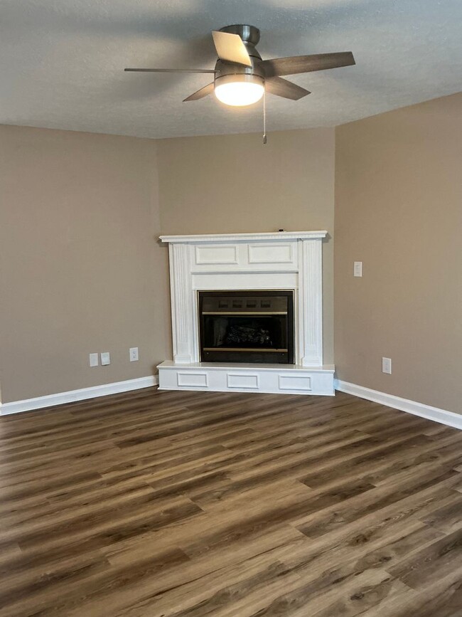 Building Photo - 101 Shady Maple Dr