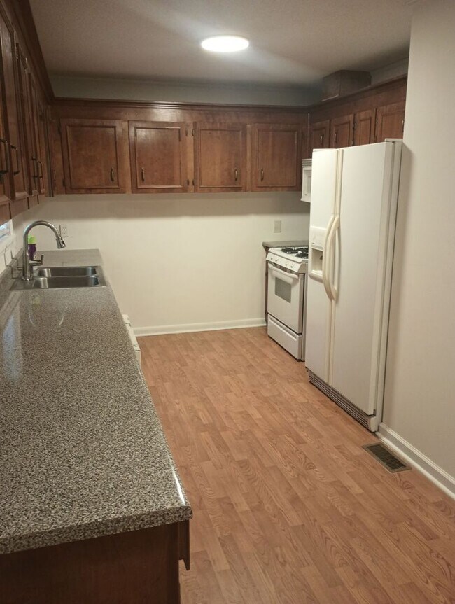 Building Photo - 121 Gould Dr