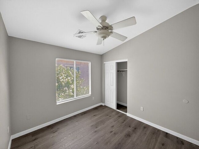 Building Photo - 4Bedroom/2.5Bath Townhome Ready for You!!