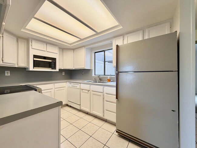 Building Photo - 8758 Oak Park Cir