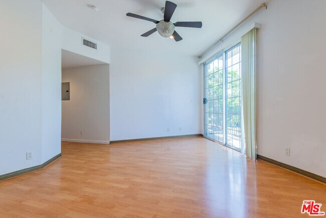 Building Photo - 458 N Oakhurst Dr