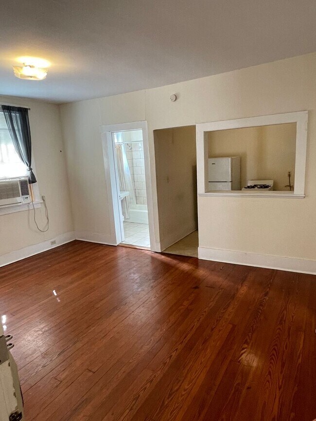 Building Photo - 1BD/1BA Uptown!