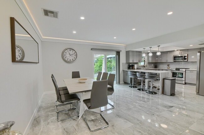 Building Photo - 414 Lindell Blvd