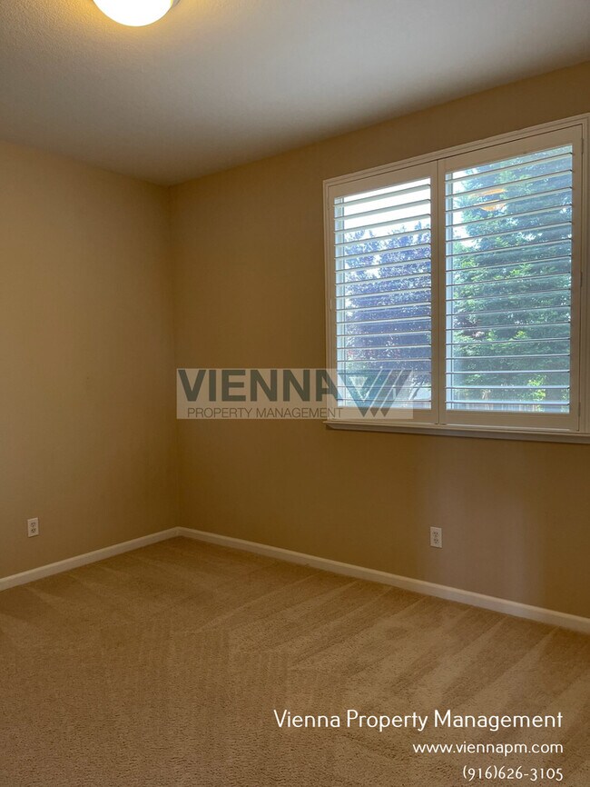 Building Photo - Spacious 3 Bedroom Home in Great Location