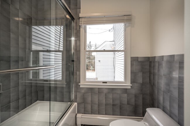 Building Photo - 14 Deane Pl