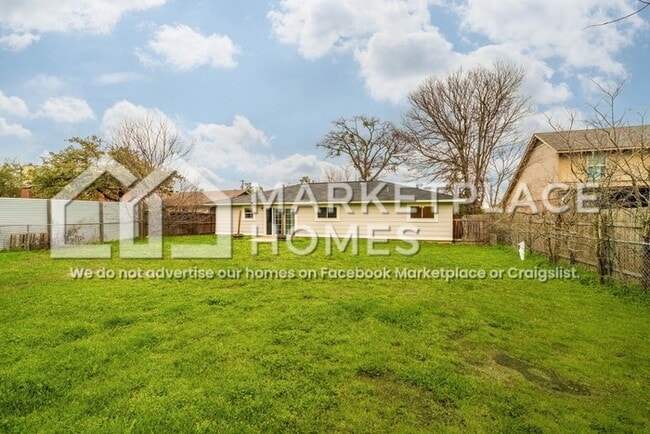 Building Photo - 2105 E Riviera Dr