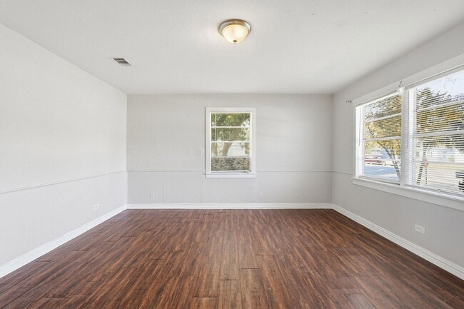 Building Photo - 729 13th Ave N