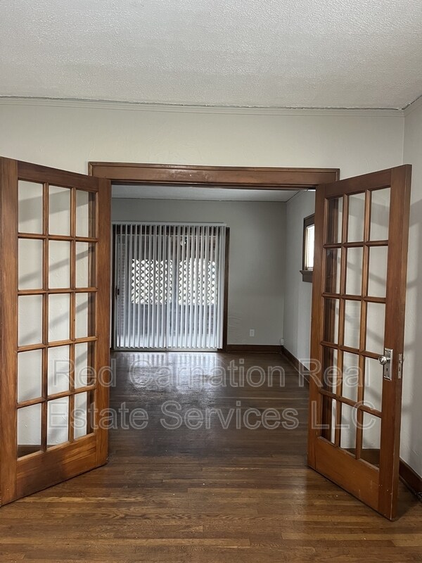 Building Photo - 1009 W Hillcrest Ave