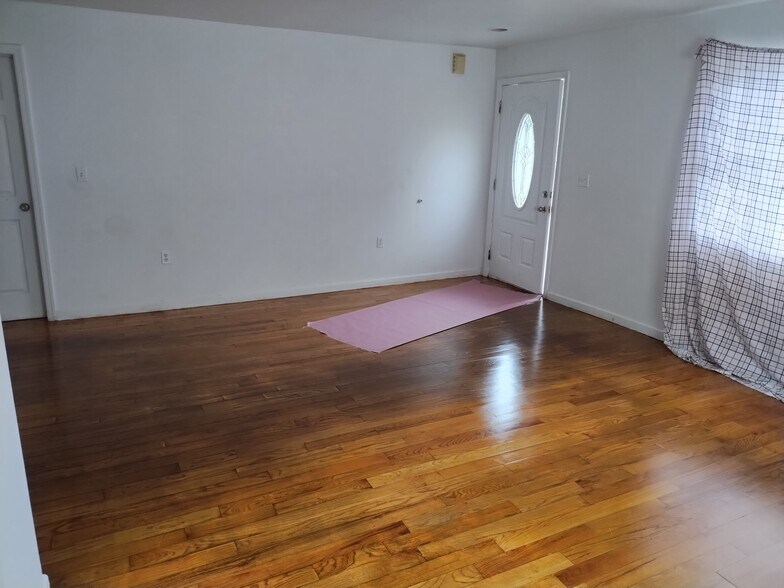 Entry area - 23939 148th Ave