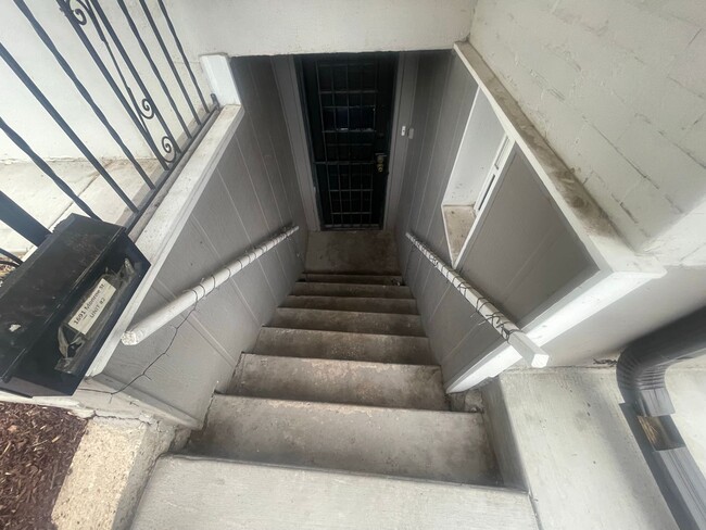 Building Photo - Killer Location w/ Utilities Included!