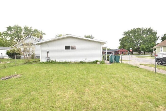 Building Photo - Mishawaka 3 bedroom ranch with large family room and fenced yard