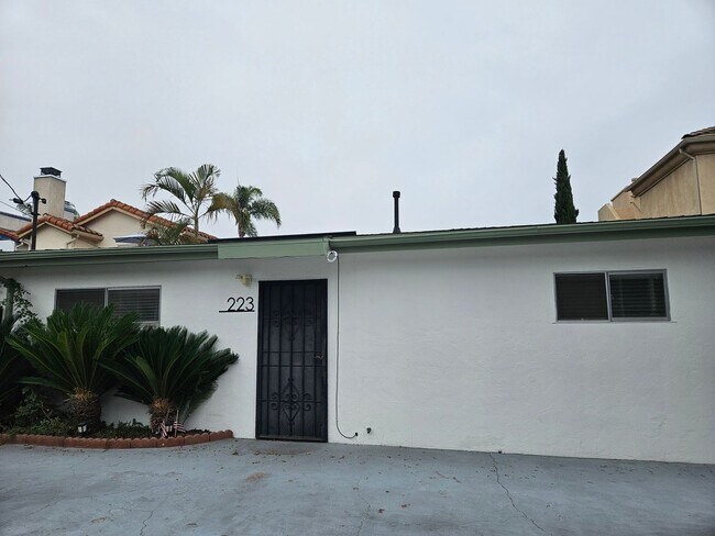 Building Photo - MOVE IN SPECIAL: Charming 2 Bedroom/1 Bath...