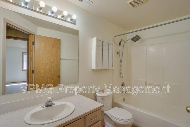 Building Photo - 5502 NE 89th Ave