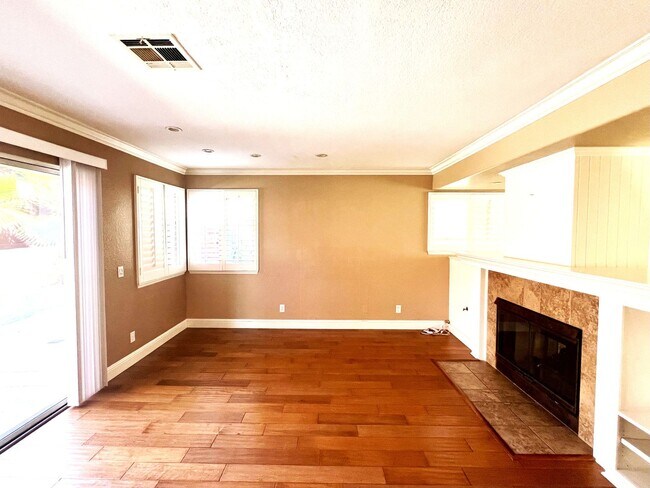 Building Photo - Beautiful 4 Bedroom, 2.5 Bath Single Famil...