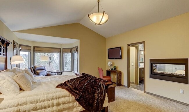 Building Photo - Light-Filled Longmont Gem with Elegant Fin...