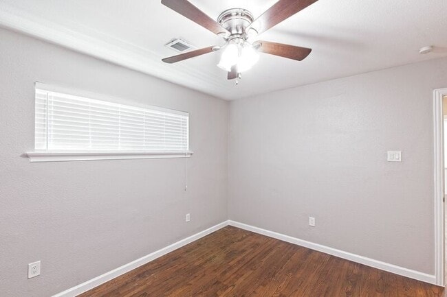 Building Photo - 304 S Grove Rd