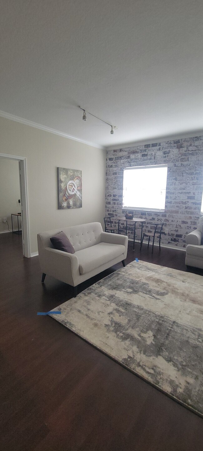 Building Photo - 1064 N Tamiami Trl