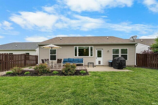 Building Photo - 3BR + Den + Biggest Fenced Yard in Neighborhood