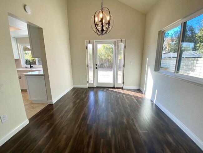 Building Photo - Gorgeous 3 bed 3 bath home in Thousand Oaks - First Time Rental!