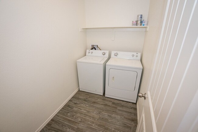 Building Photo - Great Open Floor Plan 3 Bedroom, 2 Bath, Central A/C in Holiday Subdivision!