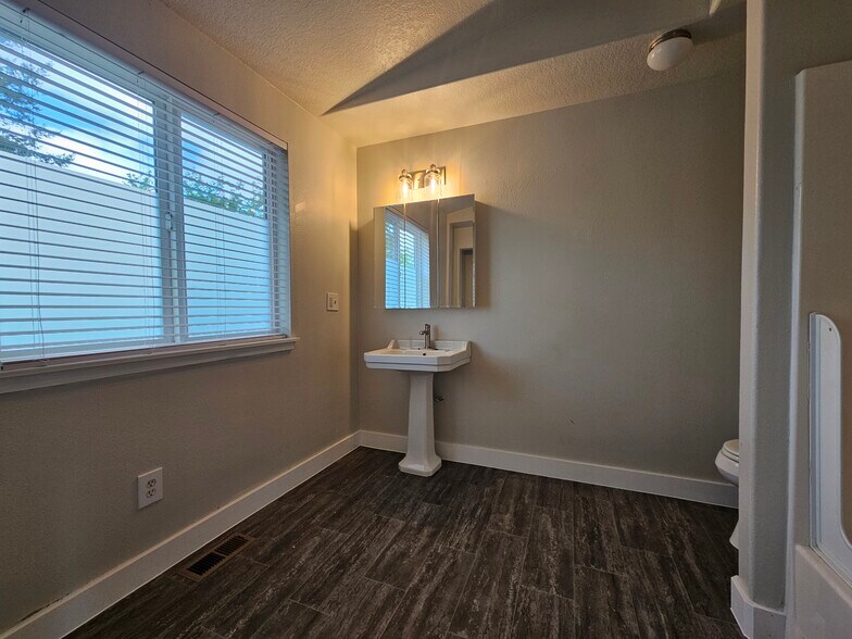 large open bathroom - 2nd floor - 13235 SE Oatfield Rd