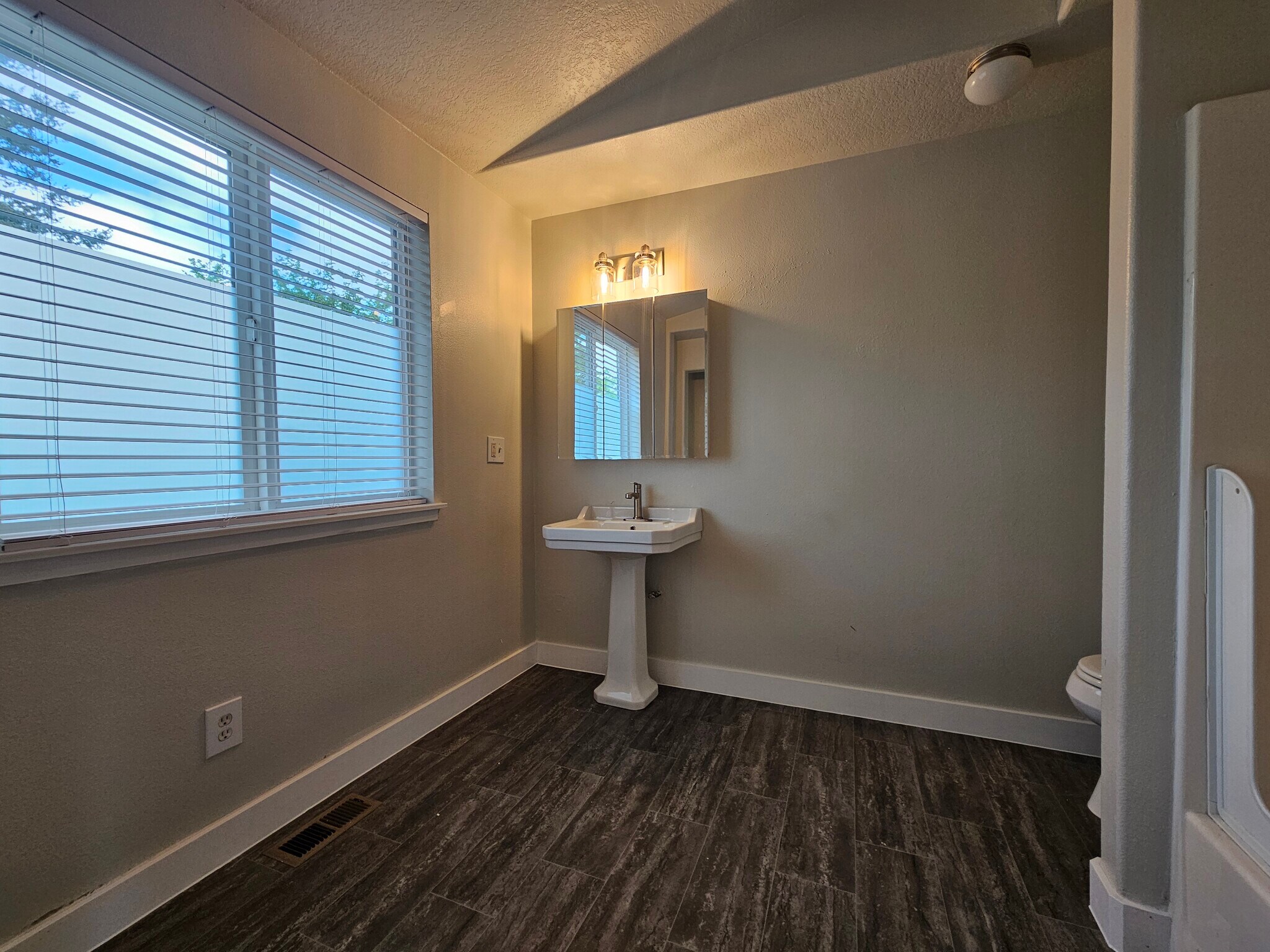 large open bathroom - 2nd floor - 13235 SE Oatfield Rd