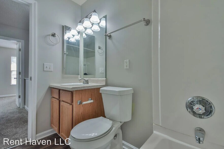 Building Photo - 136 Bay Front Dr