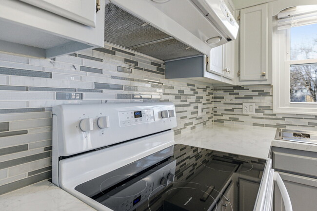 Building Photo - 3-Bedroom Townhouse with Yard & Privacy in Harrisonburg